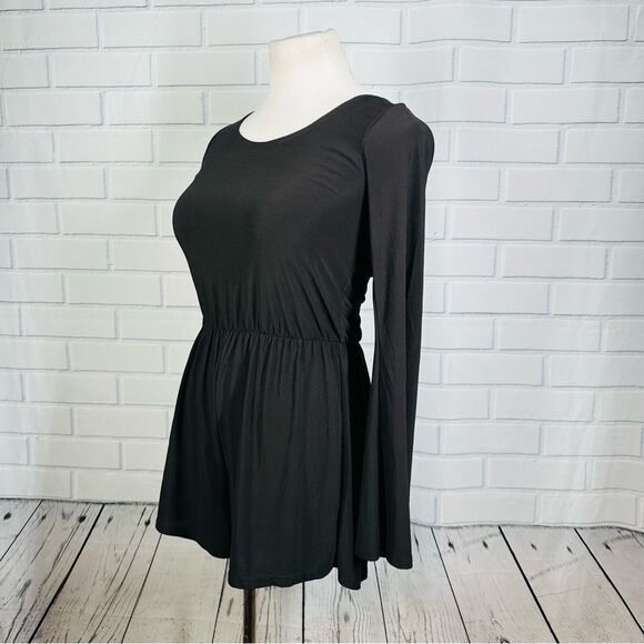 10/$25🦋 Pinc Long Sleeve Black Keyhole Romper - Size Small - Picture 5 of 13